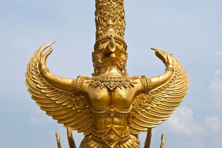 Sculpture dorée au parc Tung Sri Muang dans la province d'Ubon Ratchathani, Thaïlande .