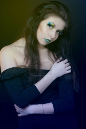 Fille avec maquillage vert 