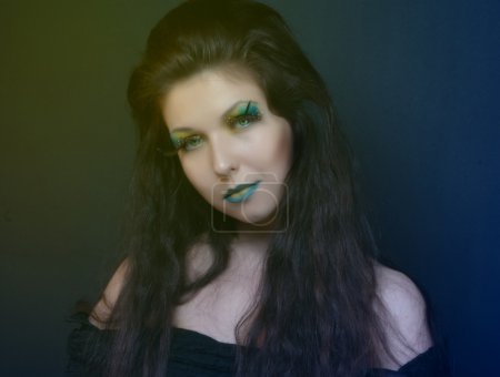 Fille avec maquillage vert 
