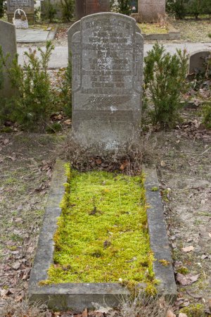 Une vieille tombe sur un cimetière 