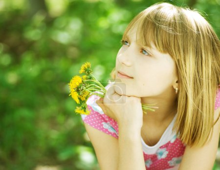 Souriant Petite fille en plein air 