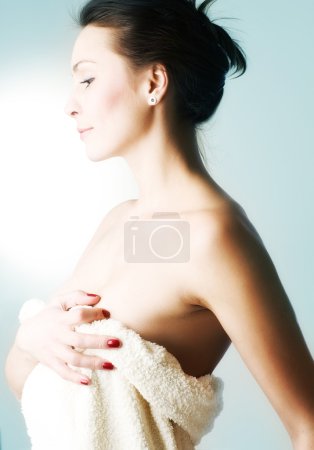 Belle jeune femme après le bain 
