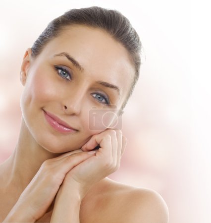 Belle femme en bonne santé touchant sa peau. Moyen Âge 