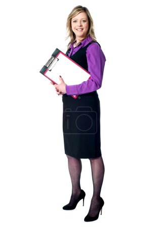 Femme d'affaires souriante avec des documents 
