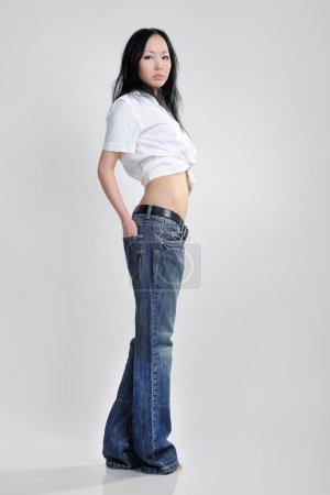 Asiatique fille sur blanc 