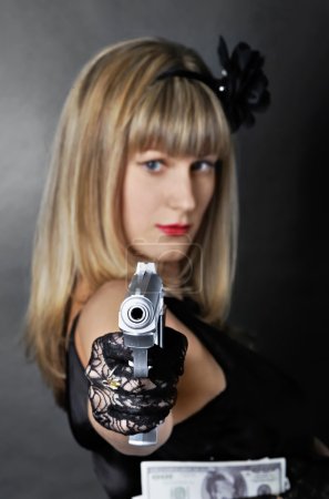 Femme gangster avec pistolet (accent sur le pistolet )