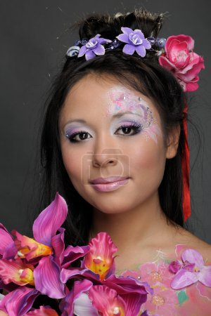 Gros plan portrait de fille asiatique avec des fleurs 