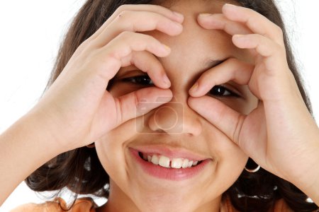 Enfant avec de fausses lunettes 