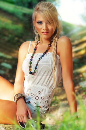 Merveilleuses femmes blondes dans la nature 