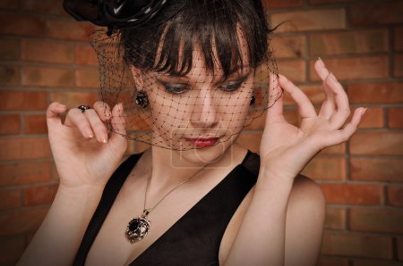 Dame en robe noire