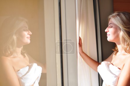 Fille à la fenêtre 