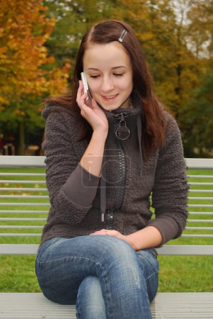 Jeune femme sur le téléphone portable 