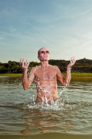 Homme âgé profitant de la nature lors d'une belle journée d'été .