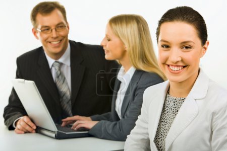 Belle femme d'affaires dans le bureau 