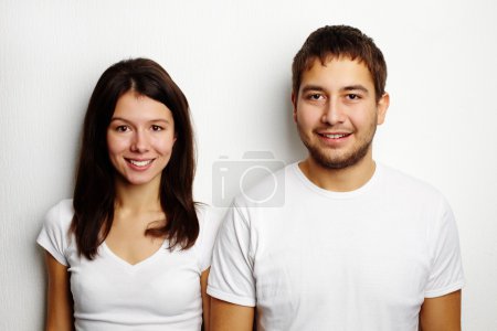 Couple en t-shirts blancs 